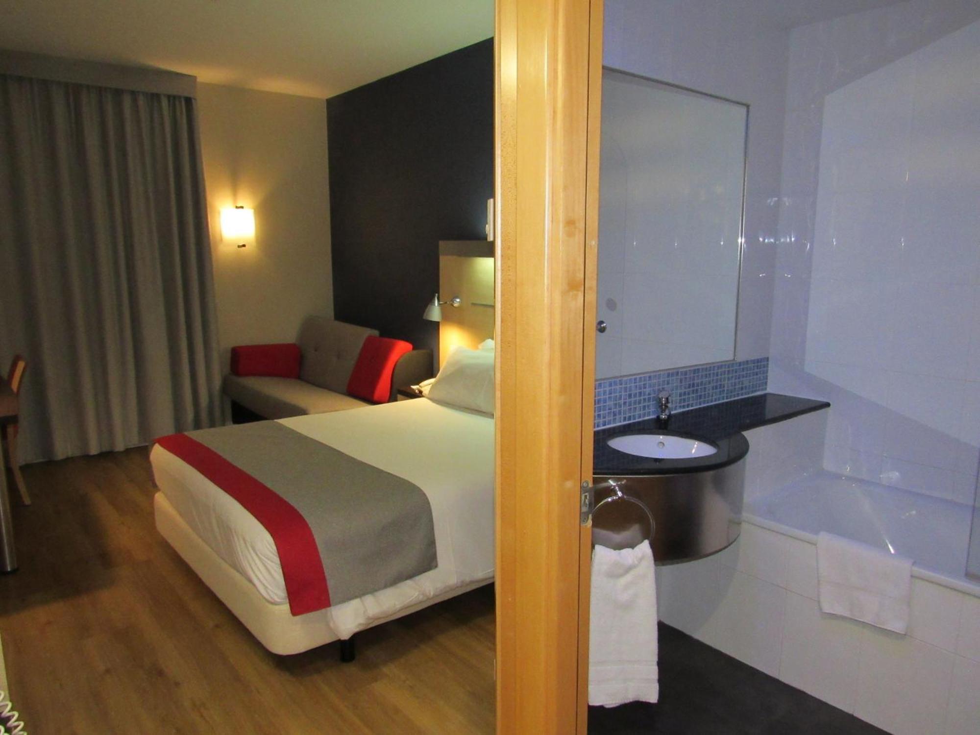 Holiday Inn Express Madrid-Getafe By Ihg Bagian luar foto
