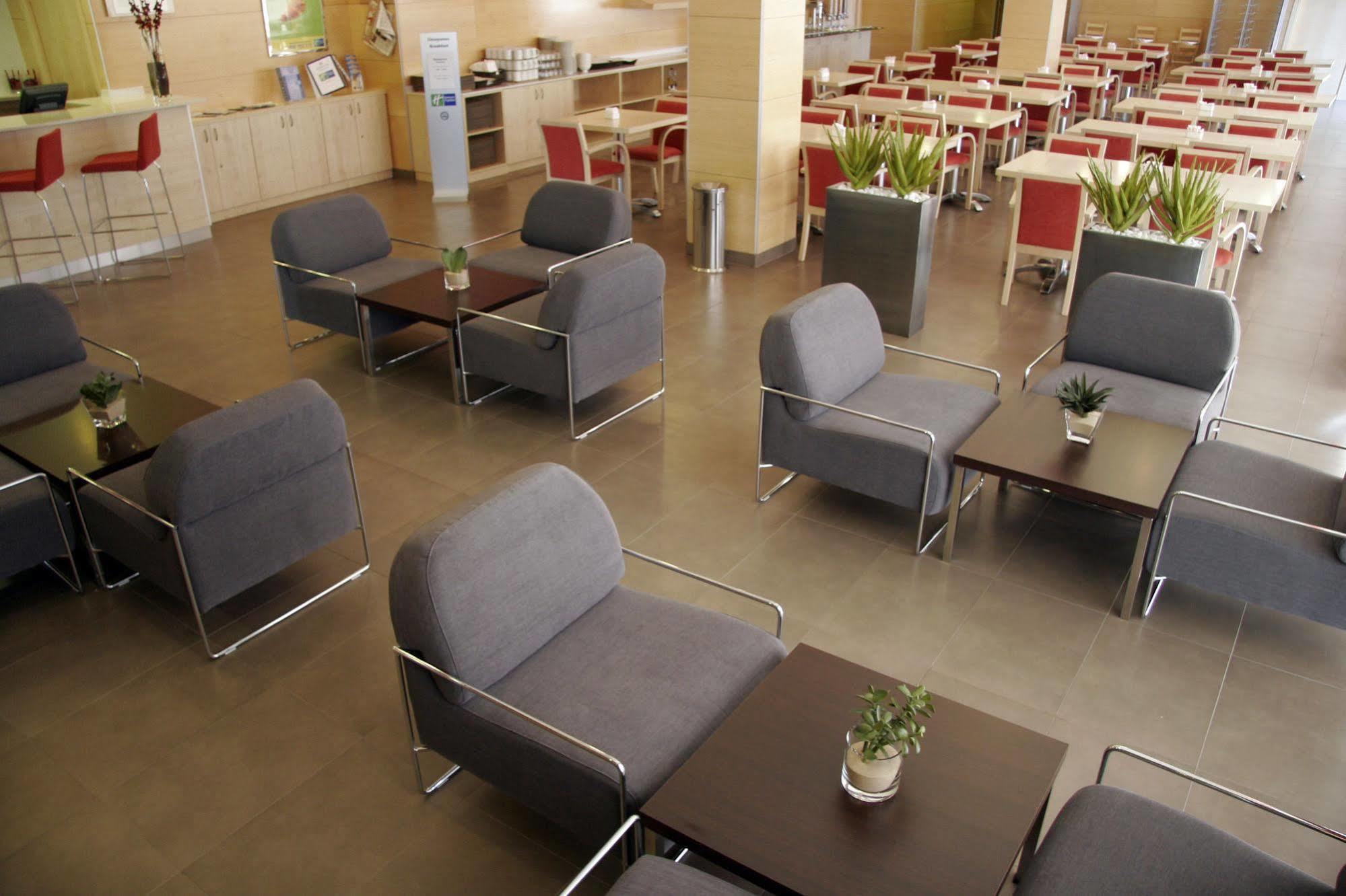 Holiday Inn Express Madrid-Getafe By Ihg Bagian luar foto